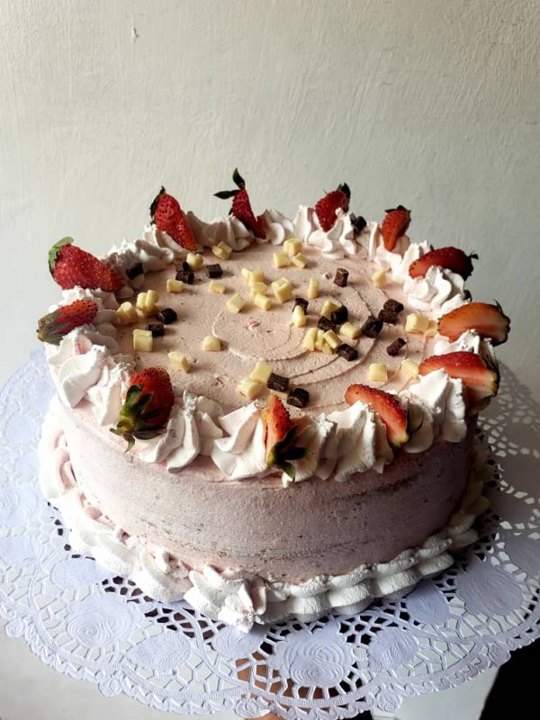 Pastel relleno de Queso Crema y Fresa